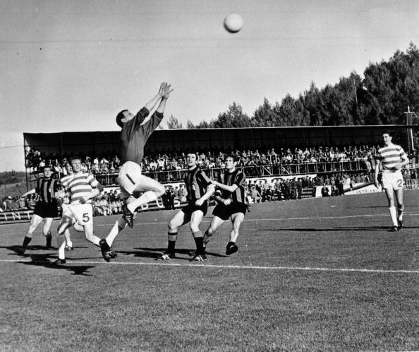 Ronnie Simpson voa para agarrar a bola