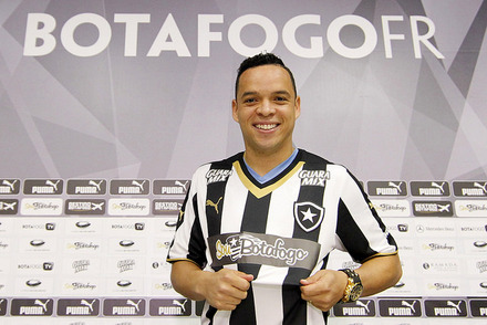 Lulinha veste a camisa do Botafogo